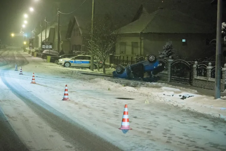 Izletio s ceste: U prometnoj nesreći smrtno stradao putnik u automobilu