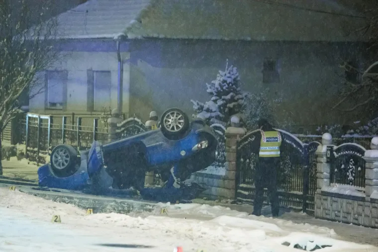 Izletio s ceste: U prometnoj nesreći smrtno stradao putnik u automobilu