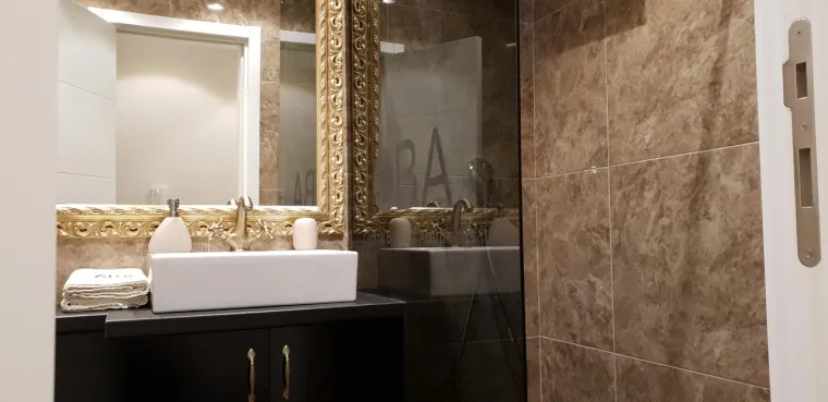 Vlada je javila kako se radi o prefidnim krivotvornima kojima je cilj kompromitirati dužnosnike. Navode kako je ovo 'krajnje podmukao poku&scaron;aj destabilizacije vlasti i pravnog poretka'