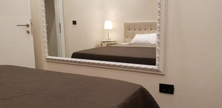 Iz Vlade i SOA-e tvrde kako se radi o 'sofitsticiranim montažama' na kojima je Tolu&scaron;ić u dru&scaron;tvu prostitutke, a služi se i kokain