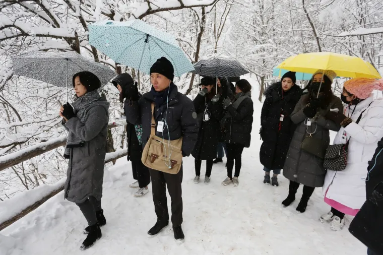 Nacionalni park Plitvička jezera svakodnevno posjete brojni turisti, a među najbrojnijima su oni iz Koreje. Usprkos snijegu većina njih hoda u neprikladnoj obući, pa se po snijegom zametenim Plitvicama &scaron;eću u tenisicama i cipelama.