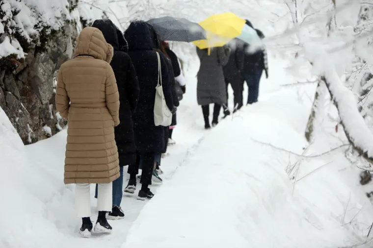 Nacionalni park Plitvička jezera svakodnevno posjete brojni turisti, a među najbrojnijima su oni iz Koreje. Usprkos snijegu većina njih hoda u neprikladnoj obući, pa se po snijegom zametenim Plitvicama &scaron;eću u tenisicama i cipelama.