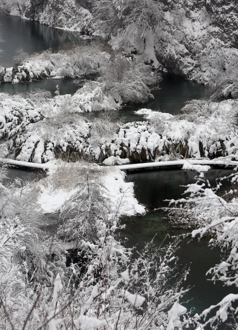 Netaknuta priroda, brojni slapovi i jezera u Nacionalnom parku Plitvička jezera ovih su dana okovani snijegom i ledom. Četrdesetak centimetara snijega posjetiteljima pruža pravu zimsku idilu.