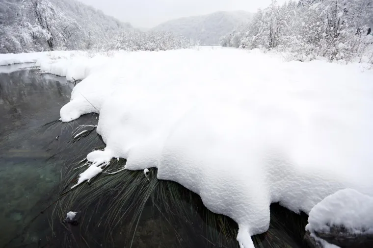Netaknuta priroda, brojni slapovi i jezera u Nacionalnom parku Plitvička jezera ovih su dana okovani snijegom i ledom. Četrdesetak centimetara snijega posjetiteljima pruža pravu zimsku idilu.