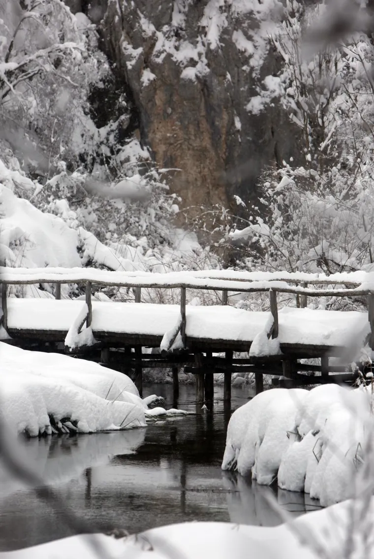 Netaknuta priroda, brojni slapovi i jezera u Nacionalnom parku Plitvička jezera ovih su dana okovani snijegom i ledom. Četrdesetak centimetara snijega posjetiteljima pruža pravu zimsku idilu.