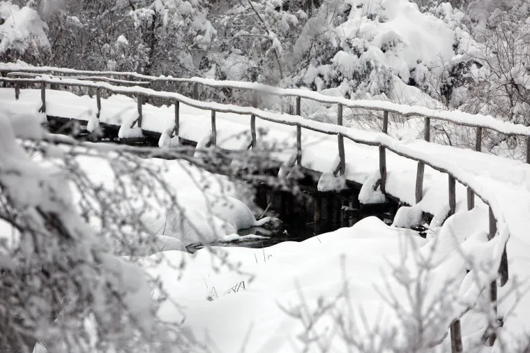 Netaknuta priroda, brojni slapovi i jezera u Nacionalnom parku Plitvička jezera ovih su dana okovani snijegom i ledom. Četrdesetak centimetara snijega posjetiteljima pruža pravu zimsku idilu.