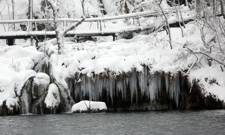 Netaknuta priroda, brojni slapovi i jezera u Nacionalnom parku Plitvička jezera ovih su dana okovani snijegom i ledom. Četrdesetak centimetara snijega posjetiteljima pruža pravu zimsku idilu.