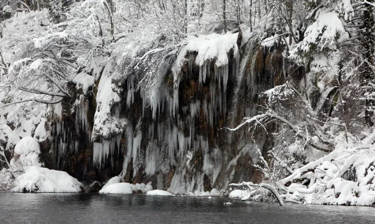 Netaknuta priroda, brojni slapovi i jezera u Nacionalnom parku Plitvička jezera ovih su dana okovani snijegom i ledom. Četrdesetak centimetara snijega posjetiteljima pruža pravu zimsku idilu.