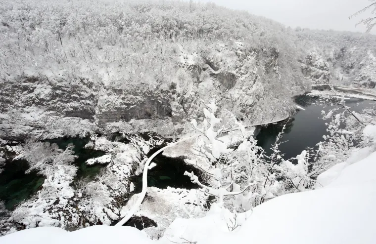 Netaknuta priroda, brojni slapovi i jezera u Nacionalnom parku Plitvička jezera ovih su dana okovani snijegom i ledom. Četrdesetak centimetara snijega posjetiteljima pruža pravu zimsku idilu.