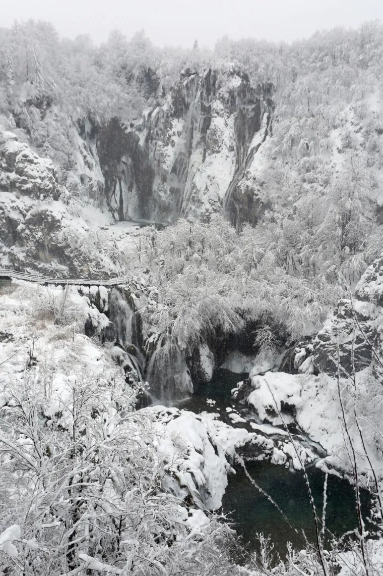 Netaknuta priroda, brojni slapovi i jezera u Nacionalnom parku Plitvička jezera ovih su dana okovani snijegom i ledom. Četrdesetak centimetara snijega posjetiteljima pruža pravu zimsku idilu.
