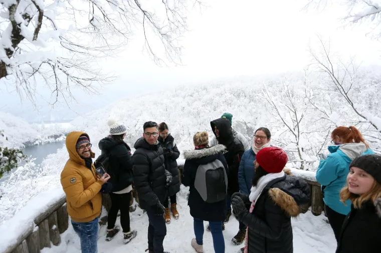 Netaknuta priroda, brojni slapovi i jezera u Nacionalnom parku Plitvička jezera ovih su dana okovani snijegom i ledom. Četrdesetak centimetara snijega posjetiteljima pruža pravu zimsku idilu.