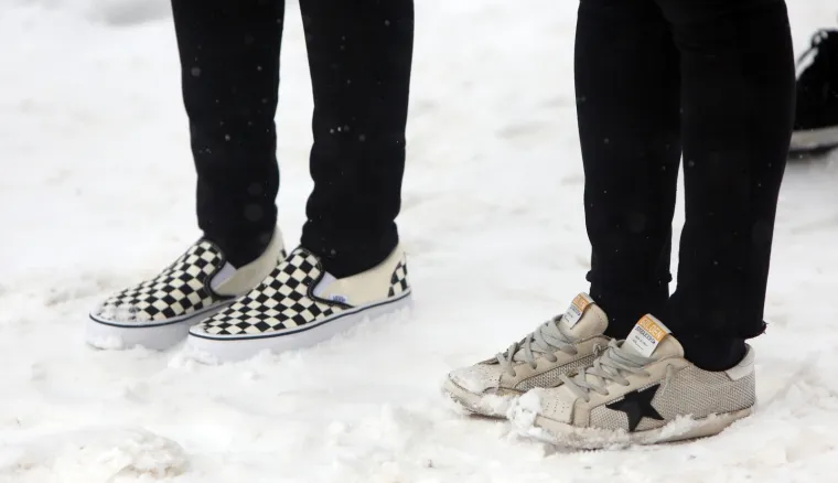 Nacionalni park Plitvička jezera svakodnevno posjete brojni turisti, a među najbrojnijima su oni iz Koreje. Usprkos snijegu većina njih hoda u neprikladnoj obući, pa se po snijegom zametenim Plitvicama &scaron;eću u tenisicama i cipelama.