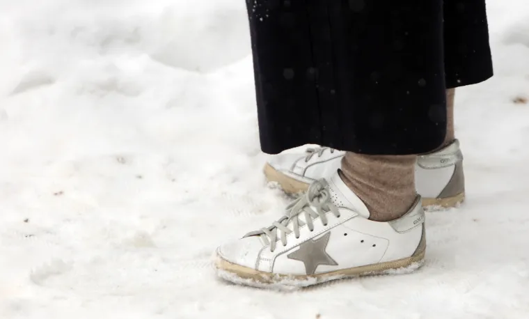 Nacionalni park Plitvička jezera svakodnevno posjete brojni turisti, a među najbrojnijima su oni iz Koreje. Usprkos snijegu većina njih hoda u neprikladnoj obući, pa se po snijegom zametenim Plitvicama &scaron;eću u tenisicama i cipelama.