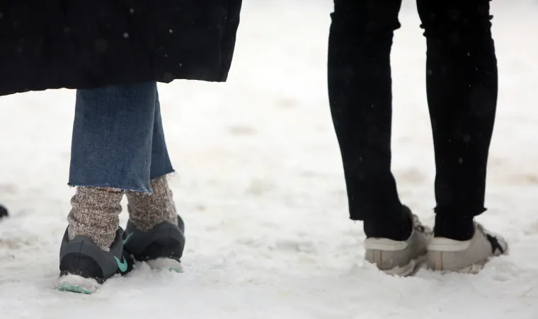 Nacionalni park Plitvička jezera svakodnevno posjete brojni turisti, a među najbrojnijima su oni iz Koreje. Usprkos snijegu većina njih hoda u neprikladnoj obući, pa se po snijegom zametenim Plitvicama &scaron;eću u tenisicama i cipelama.
