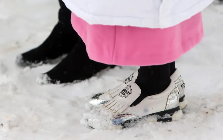 Nacionalni park Plitvička jezera svakodnevno posjete brojni turisti, a među najbrojnijima su oni iz Koreje. Usprkos snijegu većina njih hoda u neprikladnoj obući, pa se po snijegom zametenim Plitvicama &scaron;eću u tenisicama i cipelama.