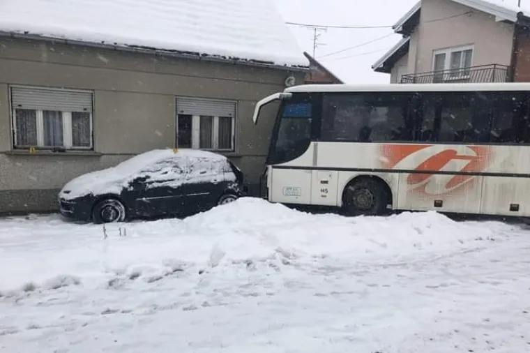 Nesreća u Đakovu: Autobus pun vojnika sudario se s kamionom pa udario u kuću