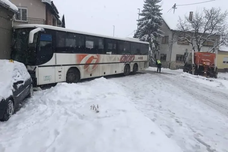 Nesreća u Đakovu: Autobus pun vojnika sudario se s kamionom pa udario u kuću