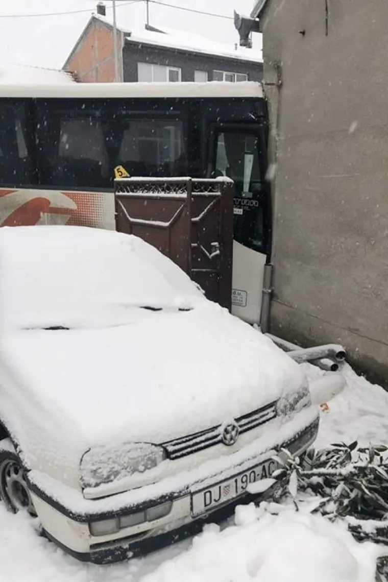 Nesreća u Đakovu: Autobus pun vojnika sudario se s kamionom pa udario u kuću