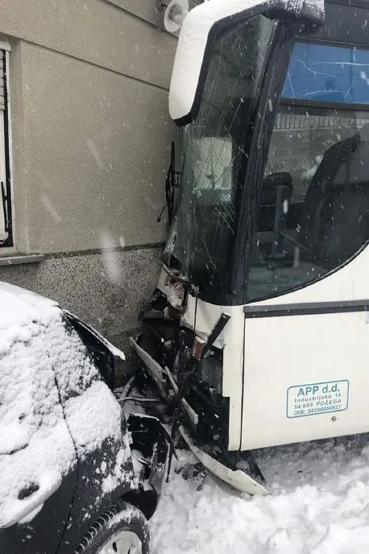 Nesreća u Đakovu: Autobus pun vojnika sudario se s kamionom pa udario u kuću
