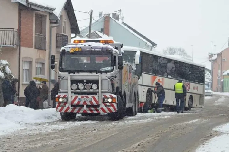 Nesreća u Đakovu: Autobus pun vojnika sudario se s kamionom pa udario u kuću