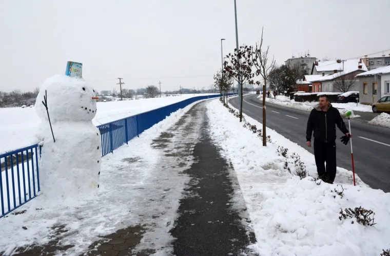 Brođanin iznenadio građane divnom gestom: Izradio gigantskog snjegovića od 2 metra za dječje osmijehe