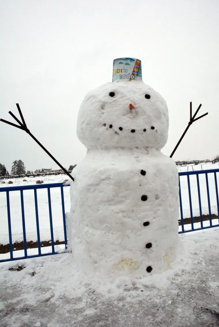 Brođanin iznenadio građane divnom gestom: Izradio gigantskog snjegovića od 2 metra za dječje osmijehe