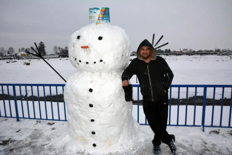 Brođanin iznenadio građane divnom gestom: Izradio gigantskog snjegovića od 2 metra za dječje osmijehe