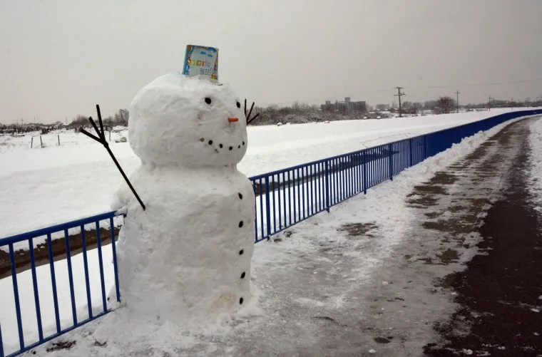 Brođanin iznenadio građane divnom gestom: Izradio gigantskog snjegovića od 2 metra za dječje osmijehe