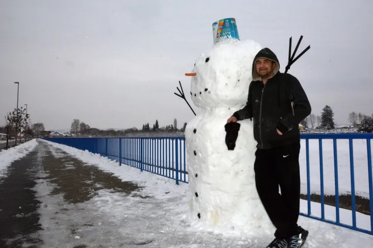 Brođanin iznenadio građane divnom gestom: Izradio gigantskog snjegovića od 2 metra za dječje osmijehe