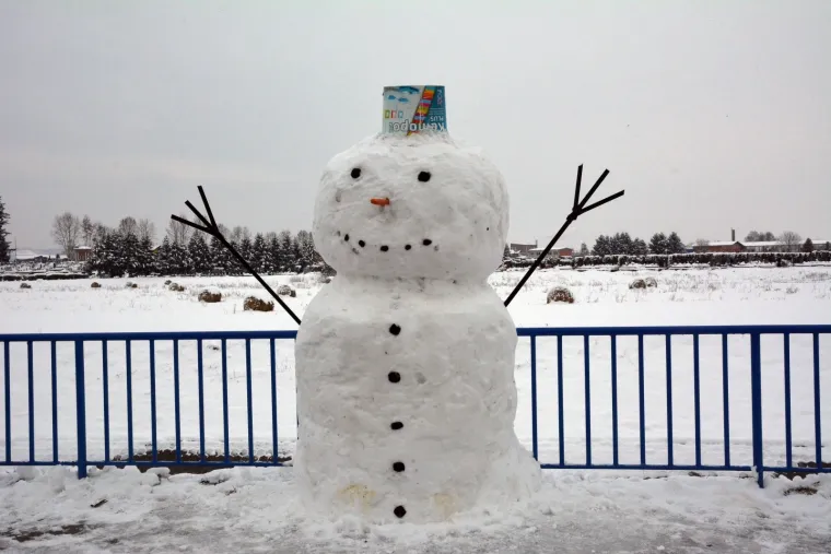 Brođanin iznenadio građane divnom gestom: Izradio gigantskog snjegovića od 2 metra za dječje osmijehe