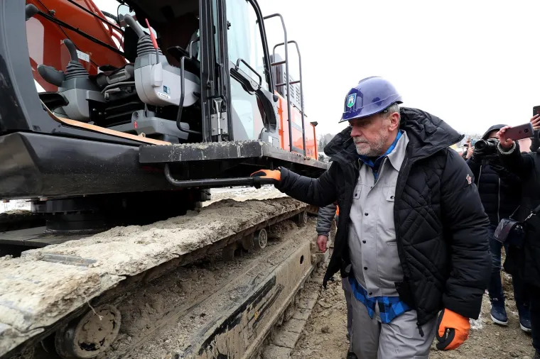 Otvoreni radovi na sljemenskoj žičari: Bagerist Bandić iskopao prvu rupu, svećenik blagoslovio