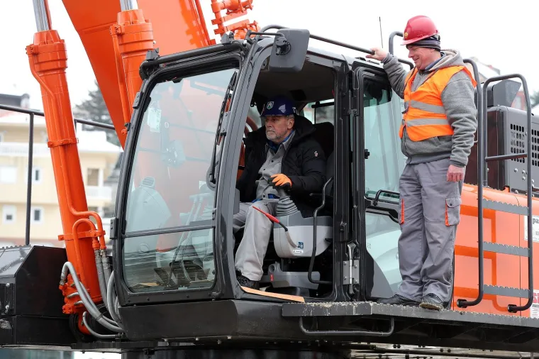 Otvoreni radovi na sljemenskoj žičari: Bagerist Bandić iskopao prvu rupu, svećenik blagoslovio