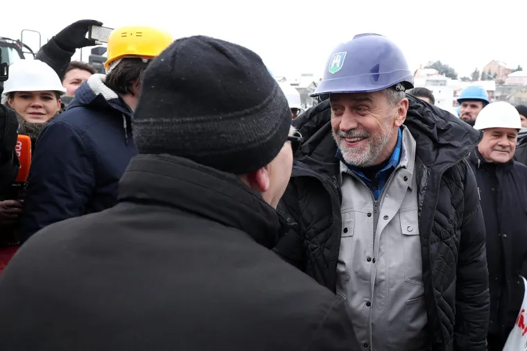 Otvoreni radovi na sljemenskoj žičari: Bagerist Bandić iskopao prvu rupu, svećenik blagoslovio