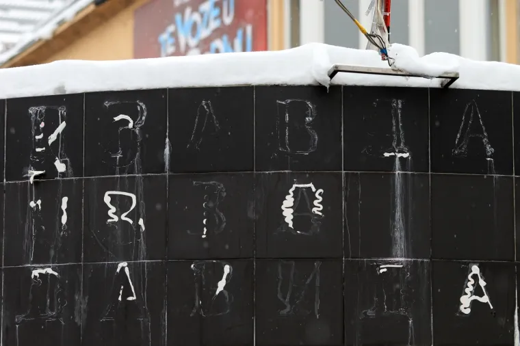 Ostaci poruke "Pravda za Davida" na Trgu Krajine, gdje su se svakodnevno okupljali članovi ove grupe