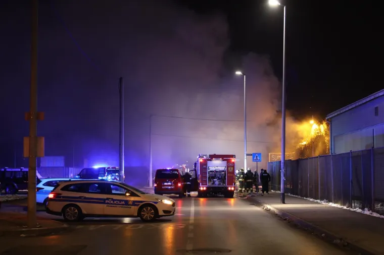 Sedam ekipa s tri cisterne gasili požar na zapadu Zagreba: Uzrok vatrene stihije jo&scaron; uvijek nepoznat