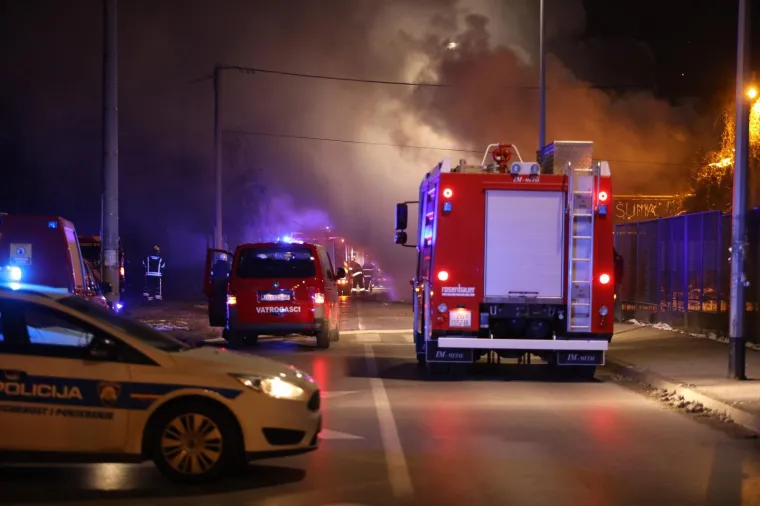 Sedam ekipa s tri cisterne gasili požar na zapadu Zagreba: Uzrok vatrene stihije jo&scaron; uvijek nepoznat