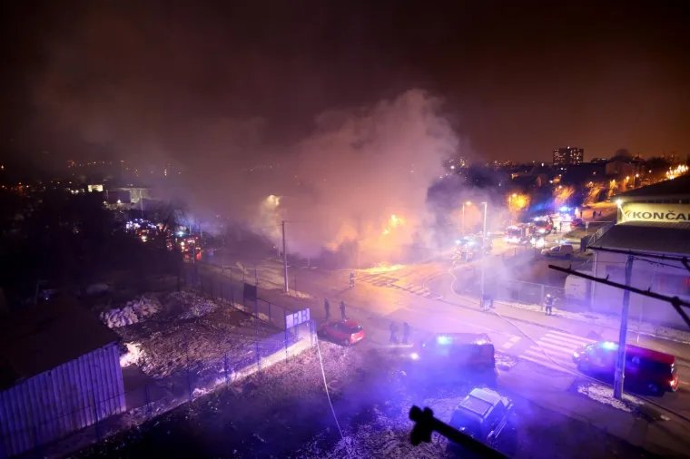 Sedam ekipa s tri cisterne gasili požar na zapadu Zagreba: Uzrok vatrene stihije jo&scaron; uvijek nepoznat