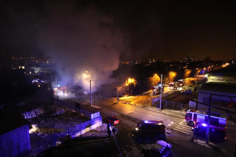 Sedam ekipa s tri cisterne gasili požar na zapadu Zagreba: Uzrok vatrene stihije jo&scaron; uvijek nepoznat