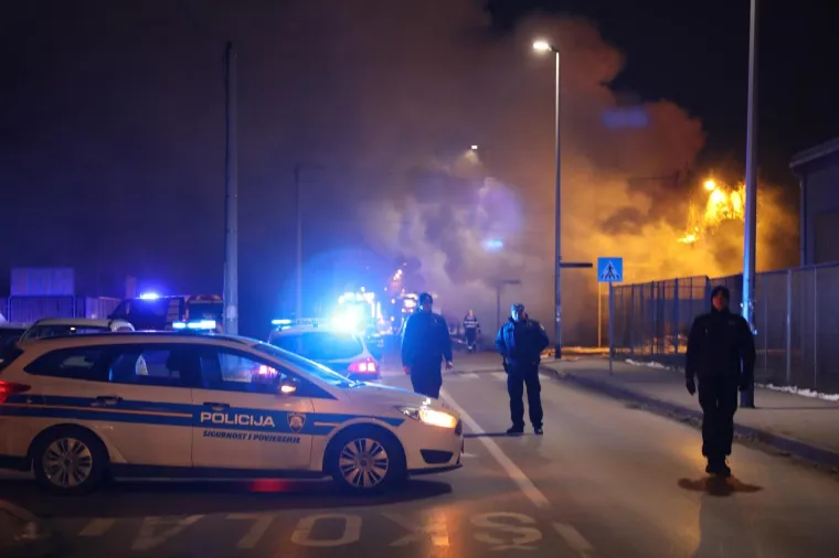 Sedam ekipa s tri cisterne gasili požar na zapadu Zagreba: Uzrok vatrene stihije jo&scaron; uvijek nepoznat