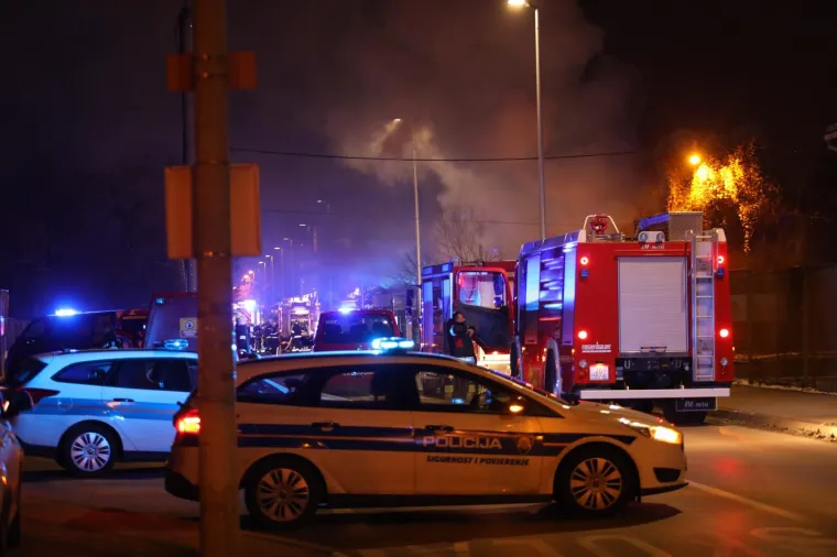 Sedam ekipa s tri cisterne gasili požar na zapadu Zagreba: Uzrok vatrene stihije jo&scaron; uvijek nepoznat