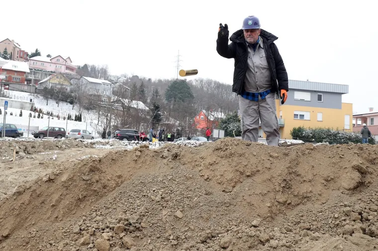 BANDIĆ OTVORIO RADOVE NA ŽIČARI: Sjeo za bager, doveo tamburaše i svećenika