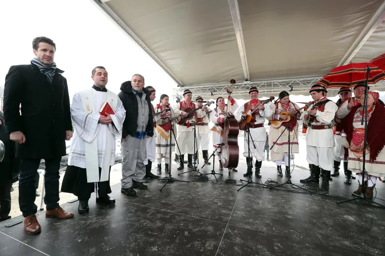 BANDIĆ OTVORIO RADOVE NA ŽIČARI: Sjeo za bager, doveo tamburaše i svećenika