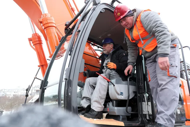 BANDIĆ OTVORIO RADOVE NA ŽIČARI: Sjeo za bager, doveo tamburaše i svećenika