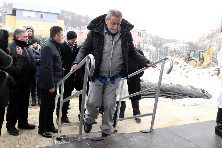 BANDIĆ OTVORIO RADOVE NA ŽIČARI: Sjeo za bager, doveo tamburaše i svećenika