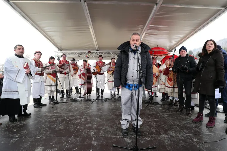 BANDIĆ OTVORIO RADOVE NA ŽIČARI: Sjeo za bager, doveo tamburaše i svećenika