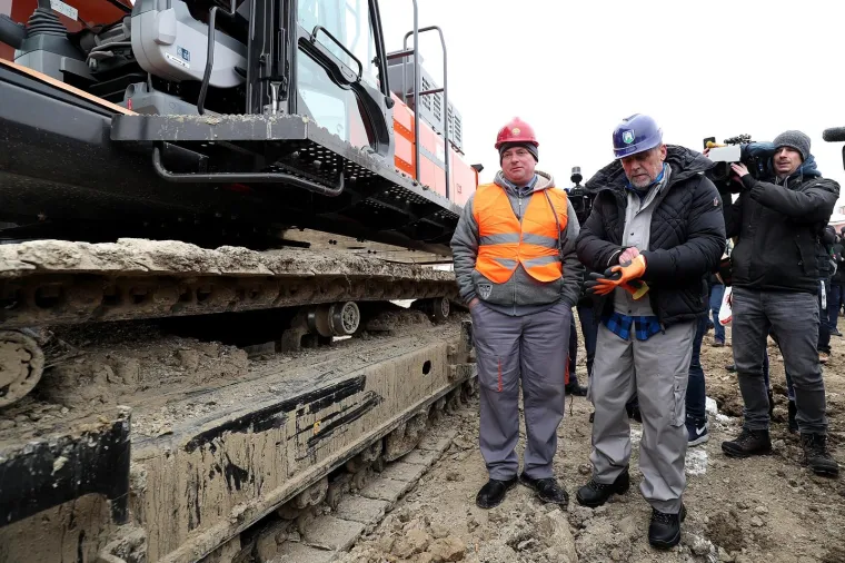 BANDIĆ OTVORIO RADOVE NA ŽIČARI: Sjeo za bager, doveo tamburaše i svećenika