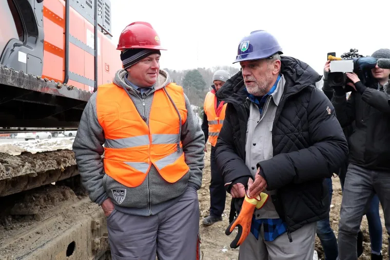 BANDIĆ OTVORIO RADOVE NA ŽIČARI: Sjeo za bager, doveo tamburaše i svećenika
