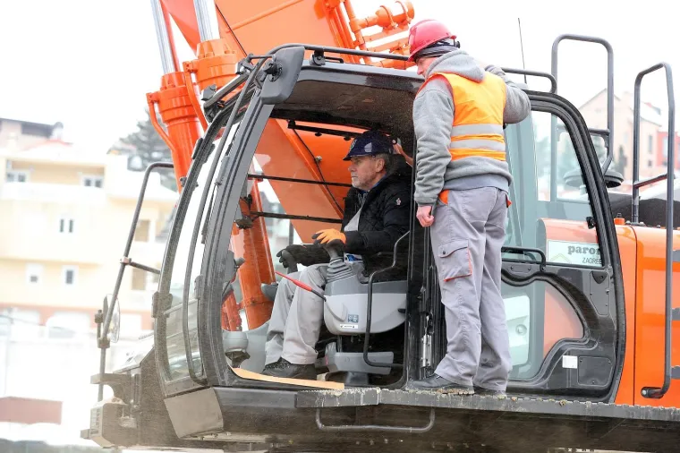 BANDIĆ OTVORIO RADOVE NA ŽIČARI: Sjeo za bager, doveo tambura&scaron;e i svećenika