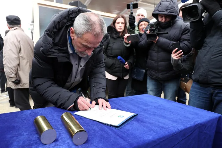 BANDIĆ OTVORIO RADOVE NA ŽIČARI: Sjeo za bager, doveo tambura&scaron;e i svećenika