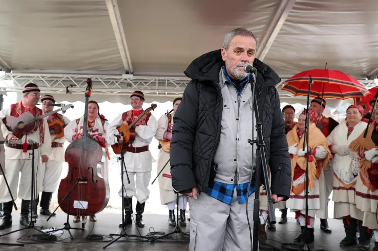BANDIĆ OTVORIO RADOVE NA ŽIČARI: Sjeo za bager, doveo tambura&scaron;e i svećenika